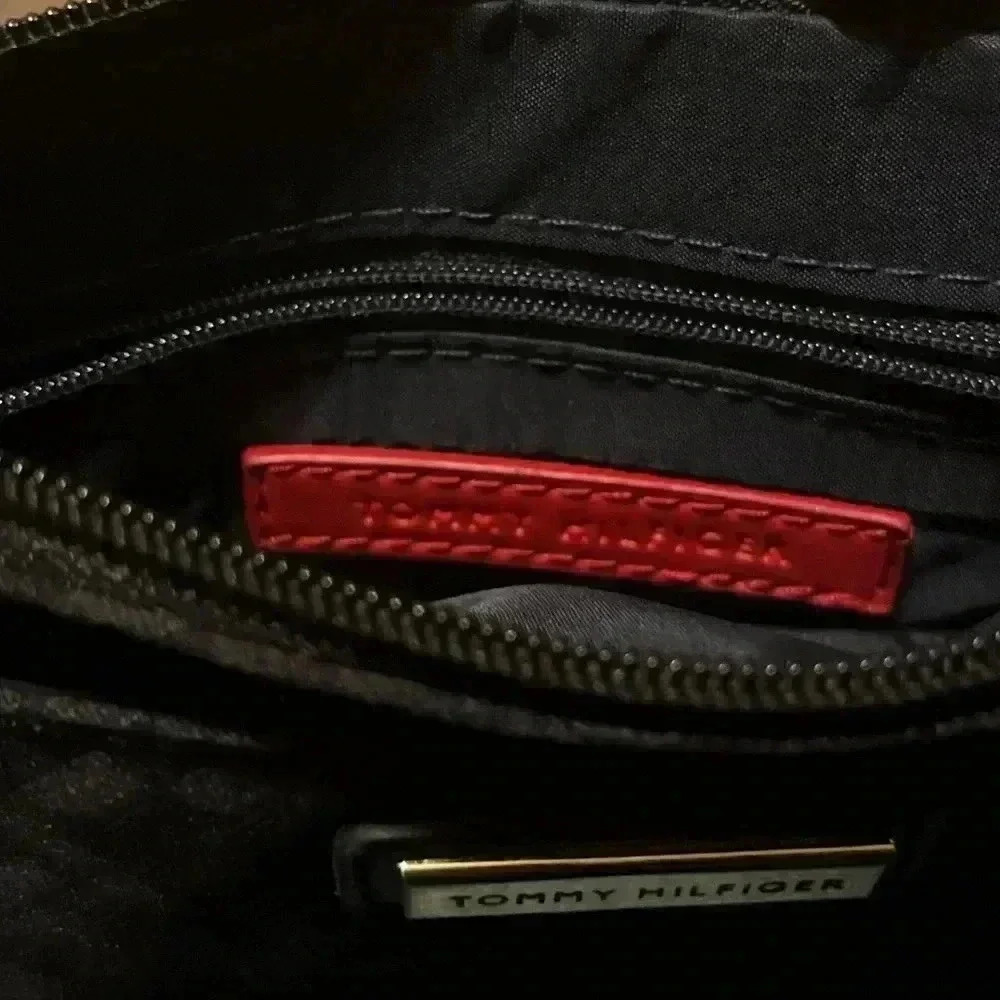 Tommy Hilfiger Makeup Bag - Picture 4 of 5